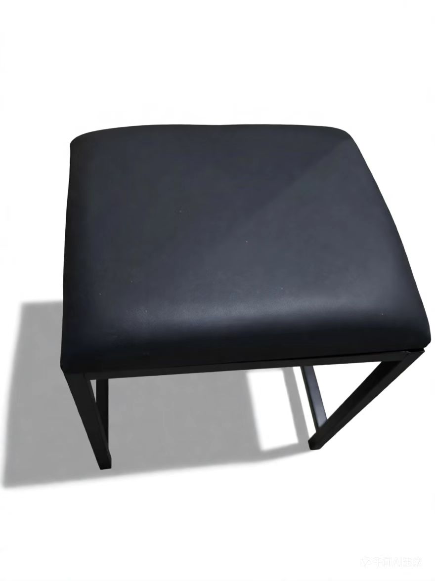 Taboret z czarnej ekoskóry do toaletki